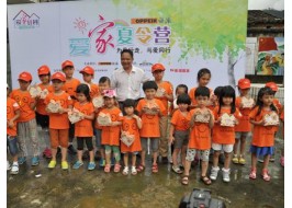 帶孩子下鄉(xiāng)，全家徒步做公益